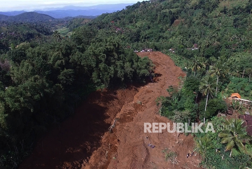 Lansekap longsor yang terjadi di Desa Banaran, Kecamatan Pulung, Ponorogo, Jawa Timur, Selasa (4/4).