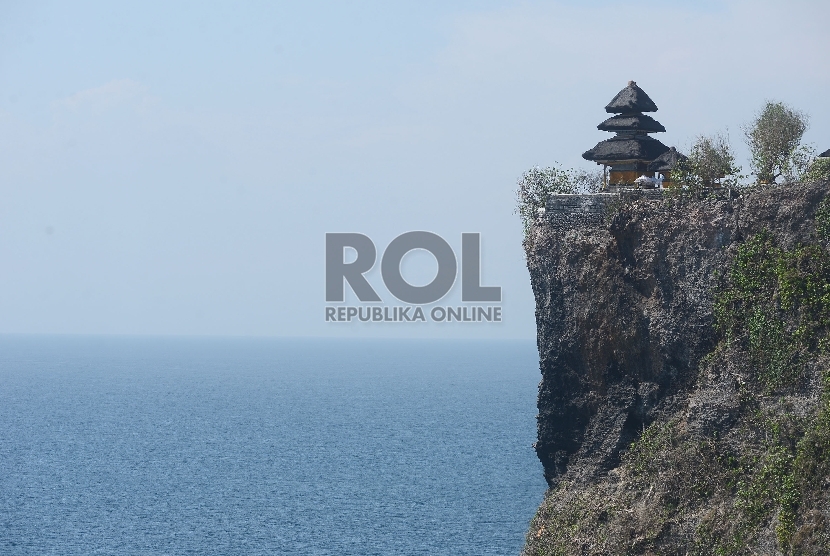 Lansekap pantai dan Pura Uluwatu yang terletak di Uluwatu, Bali, Jumat (20/11). Dengan adanya Peraturan Presiden (Perpres) nomor 104 Tahun 2015 mengenai pembebasan visa di 75 negara, Pemerintah menargetkan pertumbuhan pariwisata pada akhir 2015 meningkat.
