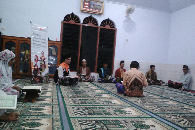 Lansia di Desa Pacarejo Semangat Belajar Alquran.