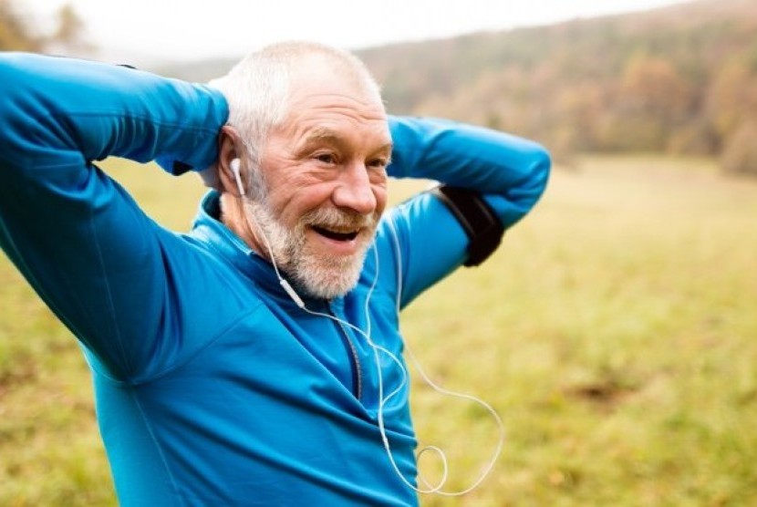 Mendengarkan musik yang familiar bisa mengembalikan ingatan lansia. Foto lansia. Ilustrasi