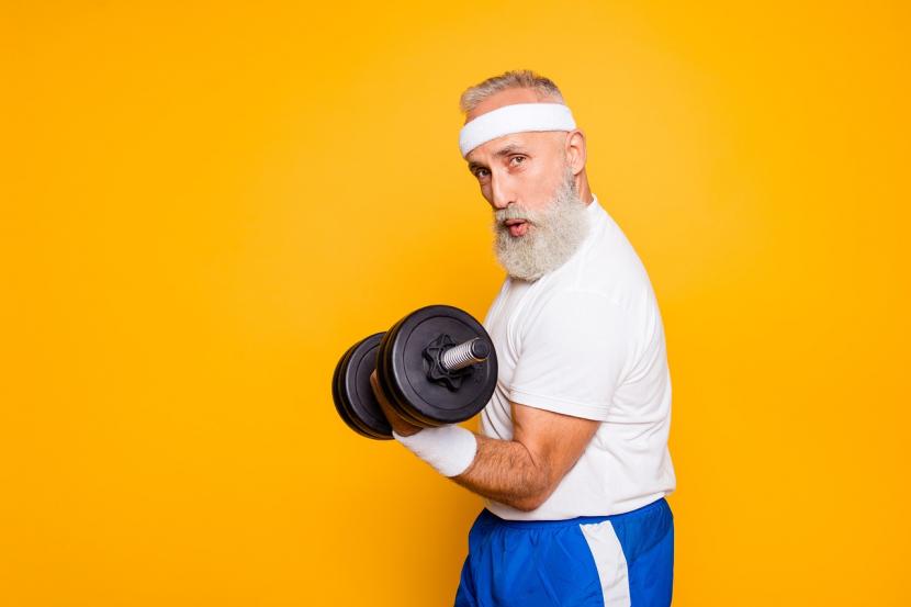 Kakek berusia di atas 50 tahun sedang berolahraga. Setelah usia 50 tahun, ada beberapa tips kesehatan yang harus dilakukan. (ilustrasi)