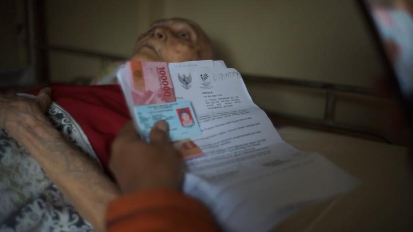 Lansia penerima bansos terbaring ujur: Percepatan penyaluran dana bantuan program kartu sembako dari Kementerian Sosial (Kemensos) terus dilakukan oleh PT Pos Indonesia (Persero).