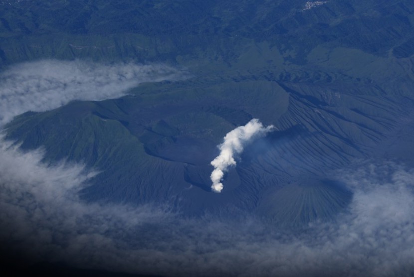 Lanskap Gunung Bromo yang berstatus waspada terlihat dari udara Jawa Timur, Selasa (17/5). 