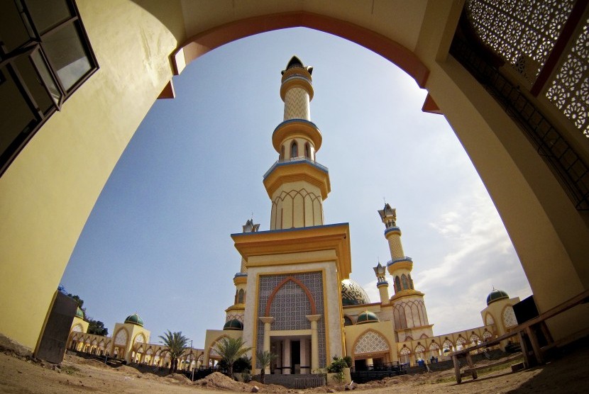 Lanskap Islamic Center NTB dengan menara 99 Asma'ul Husna atau minaret masjid setinggi 99 meter berdiri megah di kota Mataram, NTB, Senin (13/6).