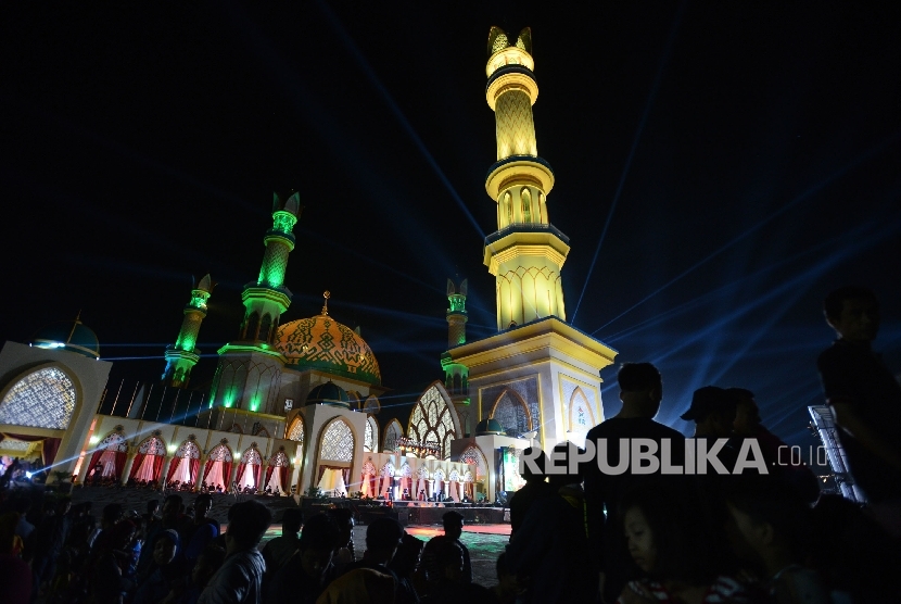 Lanskap Islamic Center Nusa Tenggara Barat (NTB) berdiri megah di kota Mataram, NTB, Kamis (28/7) malam.