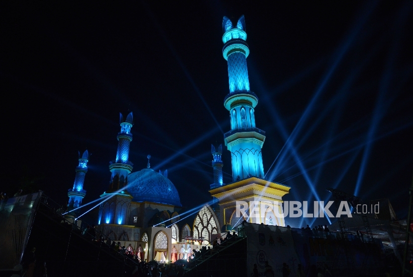 Lanskap Islamic Center Nusa Tenggara Barat (NTB) berdiri megah di kota Mataram, NTB, Kamis (28/7) malam. 