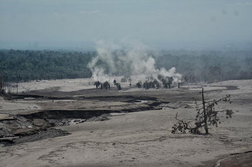 Lanskap longsoran material erupsi Gunung Semeru yang memenuhi kali di Dusun Kamar Kajang, Desa Sumberwuluh, Kecamatan Candipuro, Kabupaten Lumajang, Jawa Timur, Selasa (7/12).