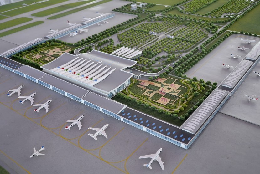 Lanskap maket proyek pembangunan Bandara Internasional Kertajati di Kabupaten Majalengka, Jawa Barat.