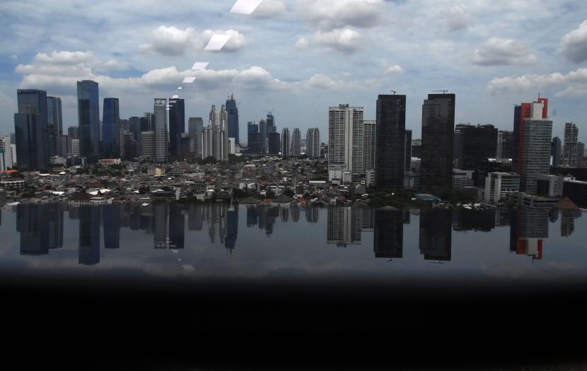 Lanskap permukiman penduduk dan gedung bertingkat di Jakarta. Wakil Gubernur DKI Jakarta, Ahmad Riza Patria, mengatakan, pihaknya menggratiskan Pembayaran Pajak Bumi Bangunan Perdesaan dan Perkotaan (PBB-P2) khusus NJOP rumah senilai Rp 2 miliar ke bawah. 