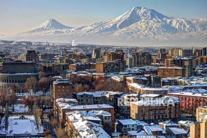 Lanskap Yerevan, ibu kota Armenia, yakni sebuah negara di kawasan Kaukasus dekat Laut Kaspia.