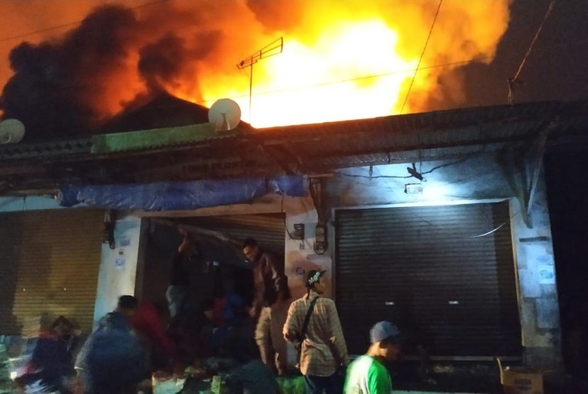 Lantai dua Pasar Lawang di Kabupaten Malang telah dilalap api, Rabu malam (17/4). 