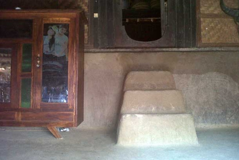 Lantai rumah yang terbuat dari kotoran sapi di Lombok