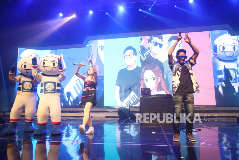 Lantunan musik penuh energi yang dibawakan kelompok musik DISCO'NAN mengiringi rangkaian acara SEMOT 2025 untuk mahasiswa baru.