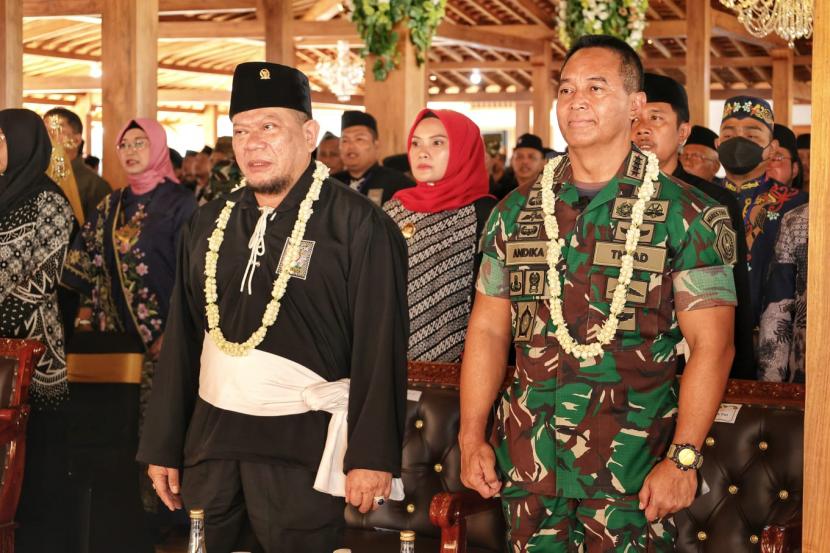 LaNyalla Mattalitti dan Andika Perkasa yang bertemu di Madiun Jawa Timur saat puncak peringatan seratus tahun Persaudaraan Setia Hati Terate (PSHT) pada Jumat 2 September 2022. 