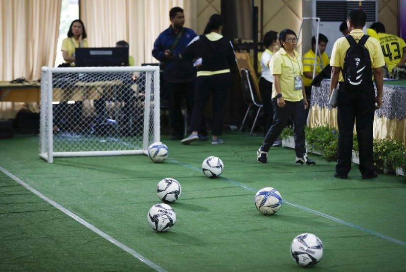 Lapangan bola mini dibuat sebelum jumpa pers tim sepak bola remaja Thailand dan pelatihnya di rumah sakit di Chiang Rai, Thailand, Rabu (18/7).