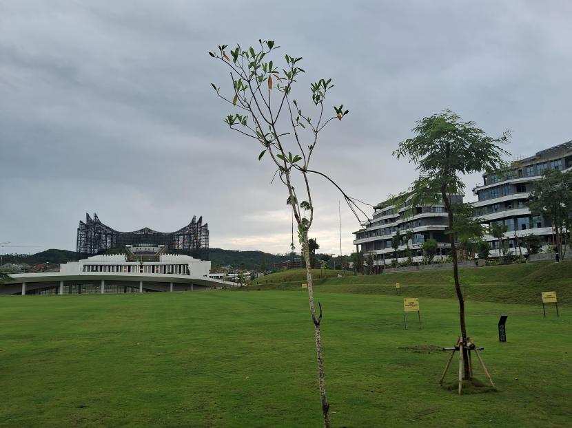 Lapangan di depan Istana Negara dan Istana Garuda di lokasi Ibu Kota Nusantara (IKN), Kalimantan Timur, bersiap untuk dijadikan tempat upacara HUT RI ke-79.