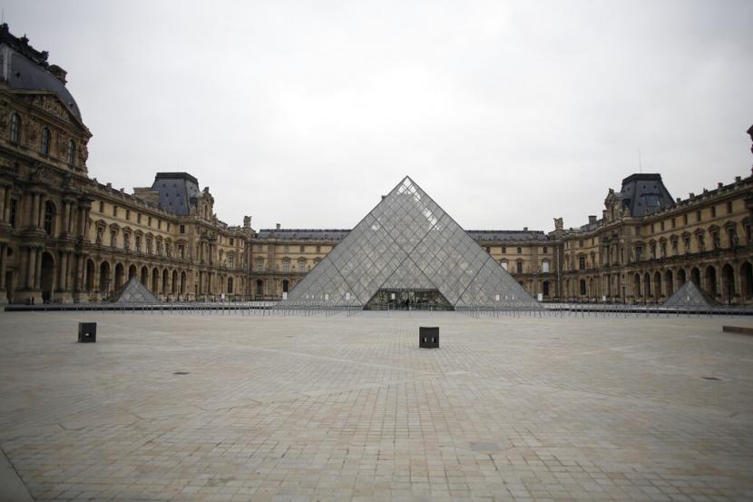 Lapangan di sekitar Museum Louvre, Paris, Prancis, sangat sepi, di tahun 2020. Prancis resmi memberlakukan penguncian atau lockdown selama 15 hari ke depan.