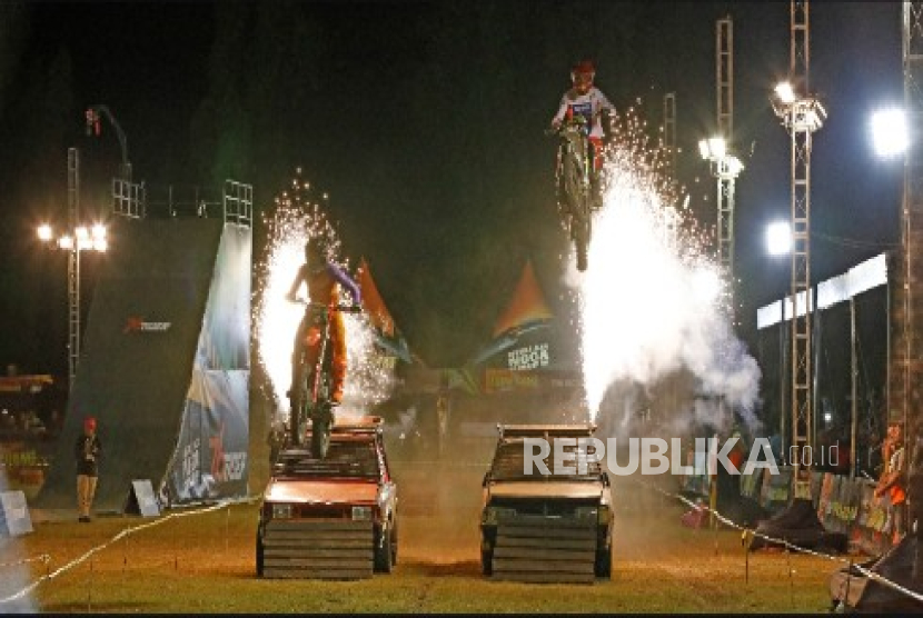 Lapangan Karya Bhakti Probolinggo, Jawa Timur menjadi saksi sengitnya persaingan para pebalap dalam upaya merengkuh titel kampiun Trial Game Dirt 2025 seri ketiga. 