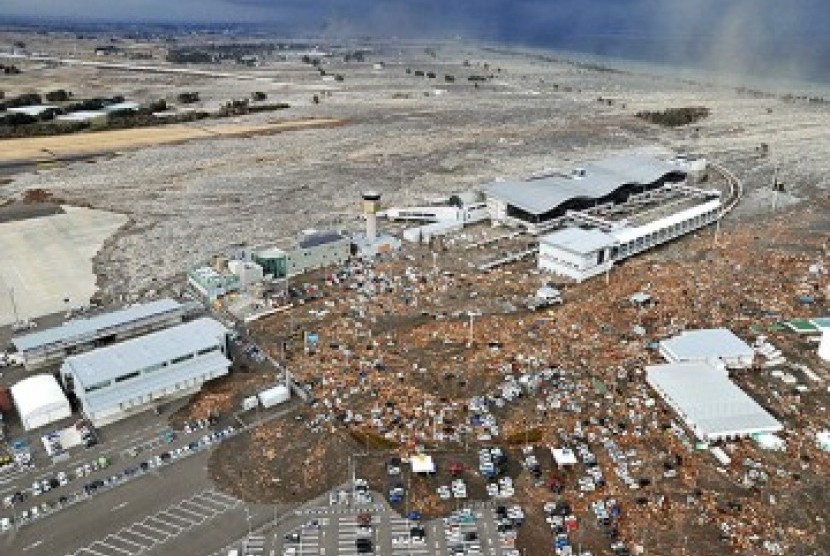 Lapangan parkir Bandara Sendai penuh dengan lumpur dan sampah serta puing-puing bangunan yang terbawa tsunami pada Jumat. 