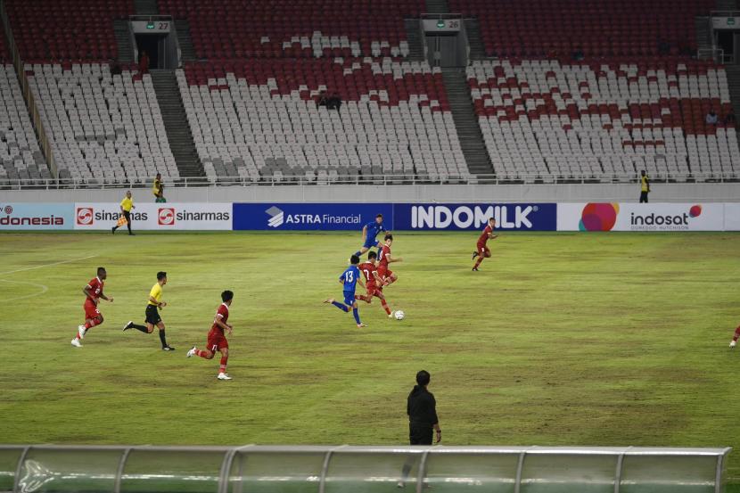 Lapangan SUGBK buruk saat berlangsungnya laga Indonesia U-20 vs Thailand U-20 pada Jumat (26/1/2023).