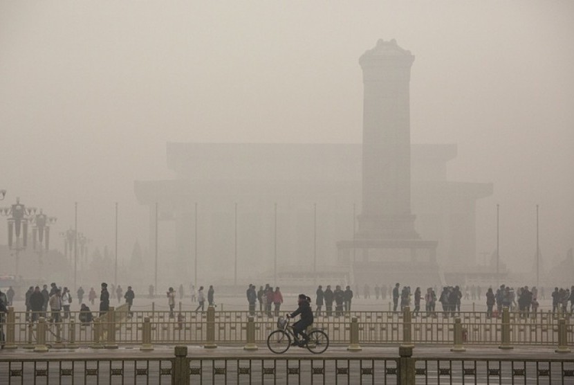 Lapangan Tiananmen, Cina yang tertutup asap polusi pekat