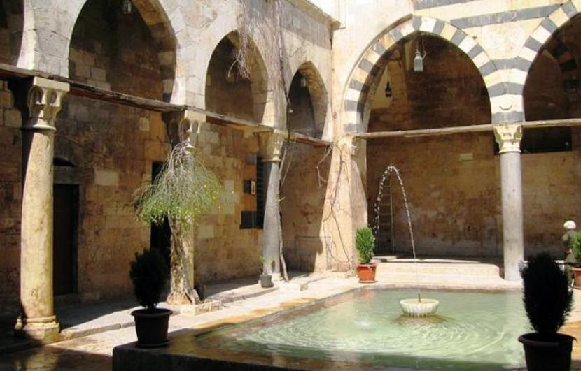 Sejarah Rumah Sakit dalam Peradaban Muslim (2). Lapangan utama dan air mancur di Rumah Sakit Arghun Al-Kamili di Aleppo, Suriah.