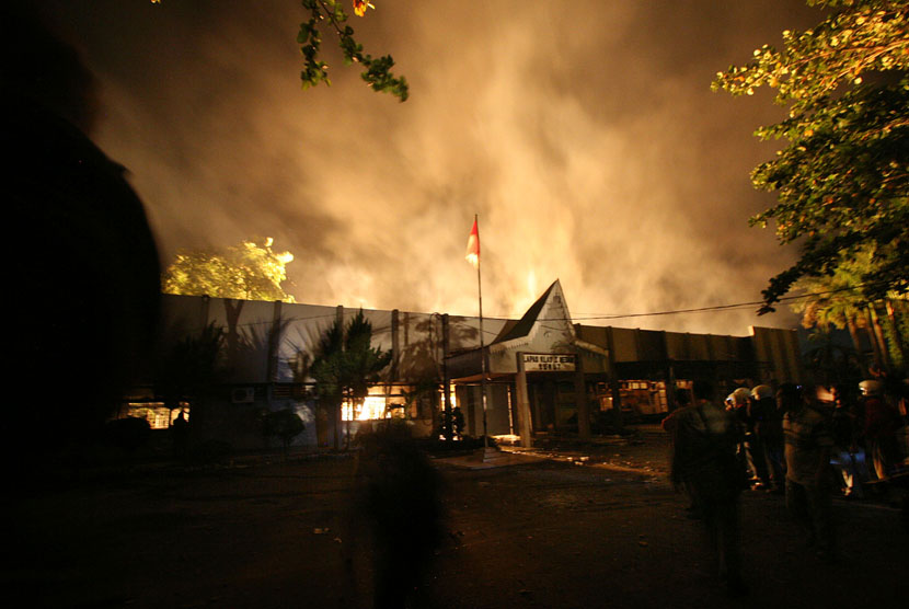   Lapas Klas I Tanjung Gusta Medan terbakar akibat kerusuhan, Kamis (11/7) malam.    (Antara/Septianda Perdana)