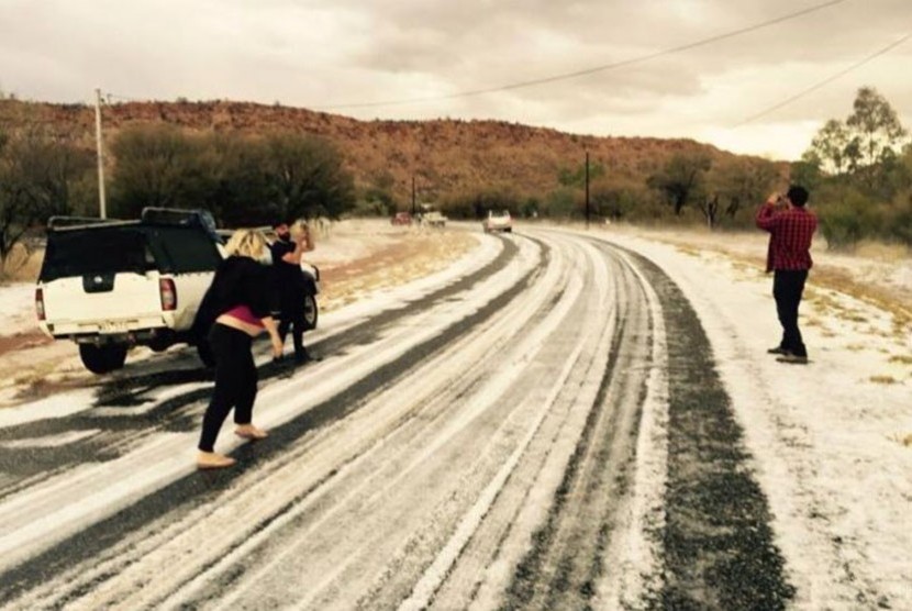 Lapisan es menutupi jalan Greatorex Road di Alice Springs. 