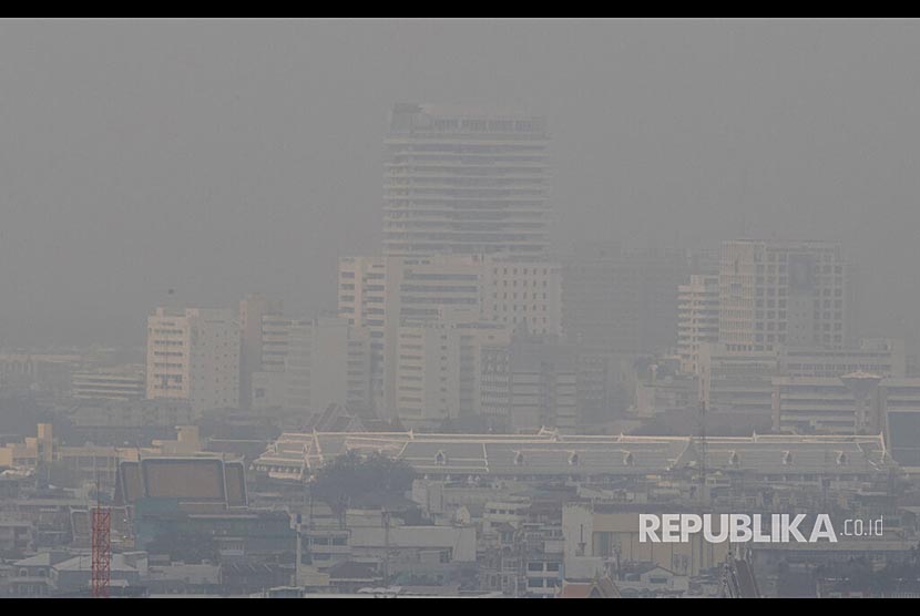 Lapisan tebal kabut asap kendaraan di Kota Bangkok, Thailand, Senin (20/1). Tingkat polusi di Kota Bangkok meningkat hingga 89 micrograms per meter kubik  di beberapa wilayah Bangkok.