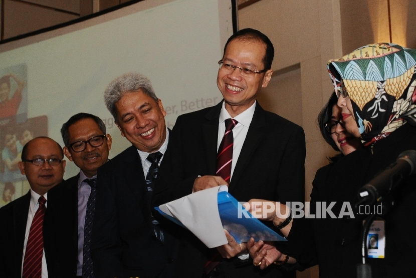 Laporan Keuangan BJB Dir Utama Bank BJB Ahmad Irfan (tengah) didampingi jajaran direksi memberikan laporan keuangan di Jakarta, Senin (29/2). 