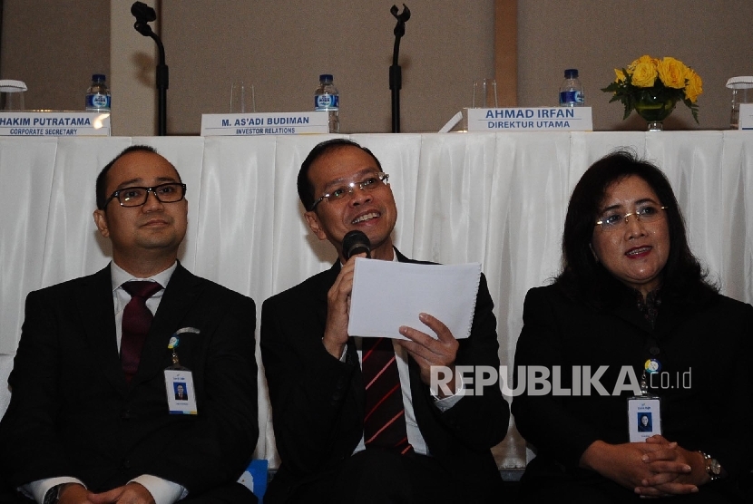 Laporan Keuangan BJB Dir Utama Bank BJB Ahmad Irfan (kanan) berbicara saati memberikan laporan keuangan di Jakarta, Senin (29/2).