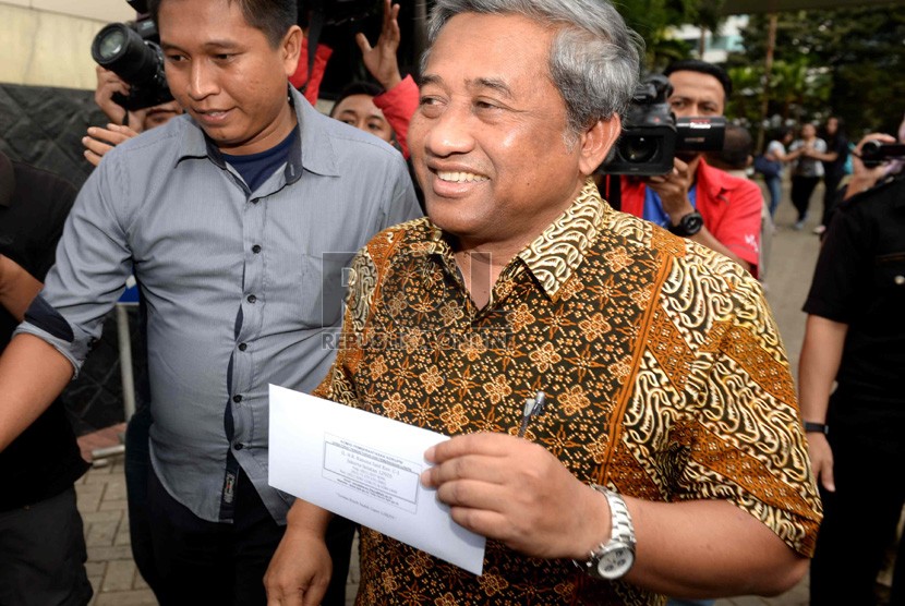Mantan Menteri Pendidikan Muhammad Nuh melaporkan harta kekayaan di Gedung KPK, Jakarta, Selasa (9/12).   (Republika/ Wihdan)