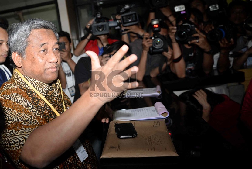  Mantan Menteri Pendidikan Muhammad Nuh melaporkan harta kekayaan di Gedung KPK, Jakarta, Selasa (9/12).   (Republika/ Wihdan)