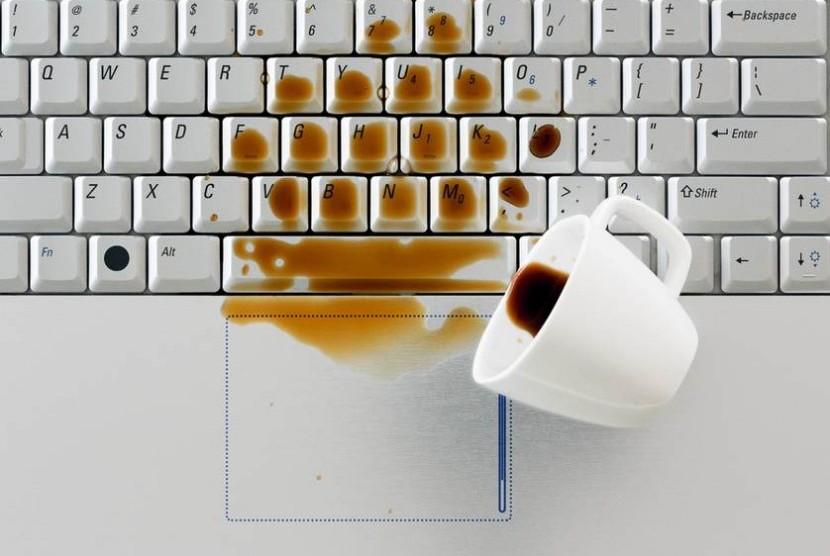 Laptop yang tertumpahi kopi