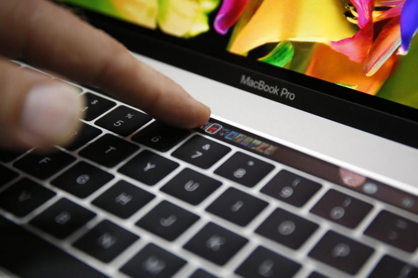 Laptop MacBook. Sistem operasi Mac menawarkan banyak pintasan yang dapat digunakan untuk menyelesaikan pekerjaan..