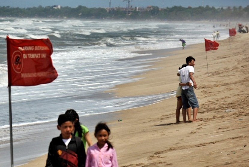 Larangan berenang dipasang di Pantai Kuta Bali akibat badai tropis Narelle di perairan Indonesia-Australia