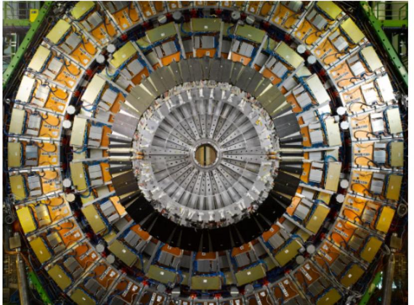  Large Hadron Collider (LHC) yang terletak di perbatasan Prancis-Swiss di luar Jenewa dimulai kembali pada Jumat (22/4/2022). 