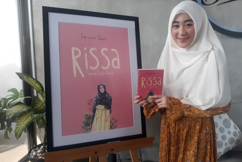 Larissa Chou (istri Alvin) meluncurkan novel berjudul Rissa. Larissa sempat merasa canggung saat awal mengenakan hijab.