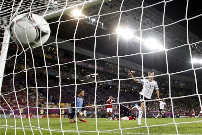 Lars Bender (kanan), pemain timnas Jerman, melakukan perayaan gol usai menjebol jala Denmark di laga terakhir Grup B Piala Eropa 2012 di Lviv, Ukraina, pada Ahad (17/6). 