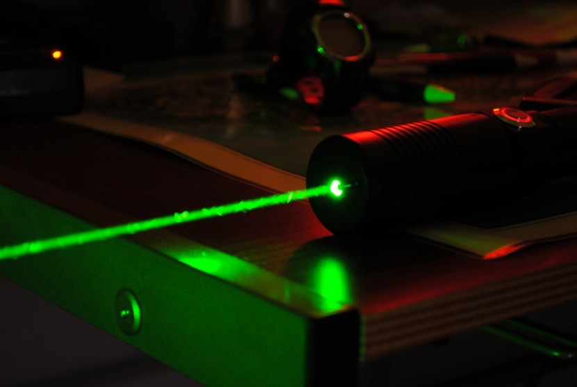 Sinar laser (Ilustrasi). Meski bertenaga rendah, laser mainan untuk hewan tetap mampu merusak retina manusia.