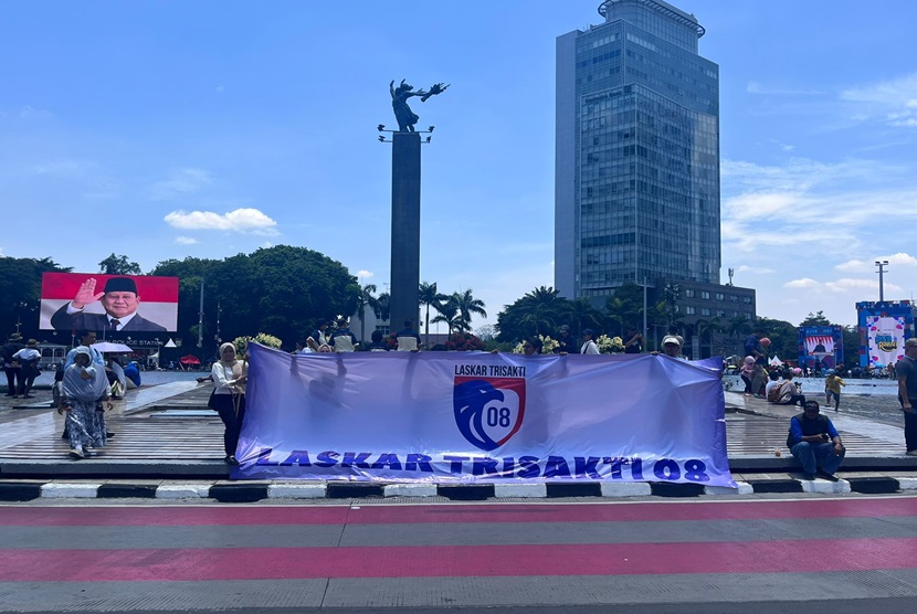  Laskar Trisakti 08 menurunkan anggota  sebanyak 1000 orang yang memenuhi bundaran HI berbaur bersama rakyat menyambut iring-iringan rombongan Presiden Prabowo dan Wakil Presiden Gibran Rakabuming Raka menuju Istana Merdeka.