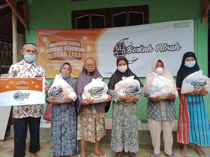 Lasnas BMH menyalurkan paket Berkah Fitrah kepada jompo dan dhuafa di wilayah DI Yogyakarta, Sabtu (30/4).