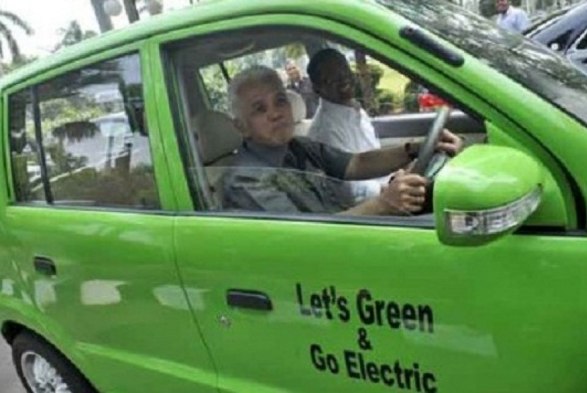 Last year, Coordinating Mnister of Economy Hatta Rajasa and Minister of State Owned Enterprises Dahlan Iskan have some test drive on an electric car designed by Dasep Ahmadi. (file photo)     