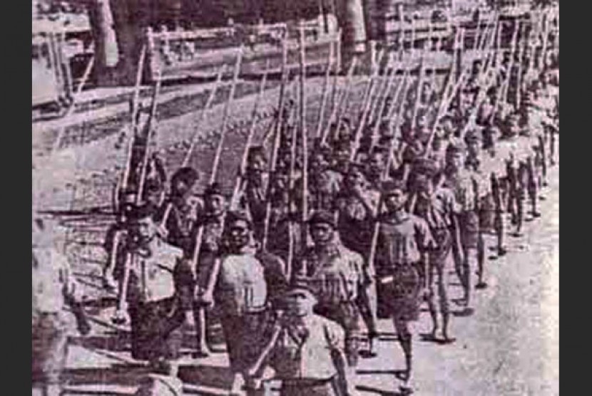 Kiai Miftah Tegal berperang lawan Belanda pada peristiwa 10 November. Laskar bambu runcing