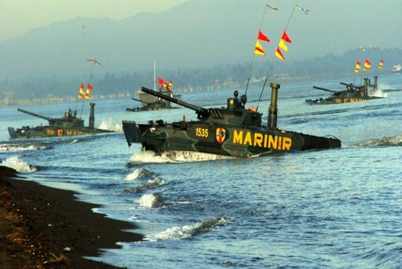   Sejumlah tank amfibi dari Resimen Kavaleri Korps Marinir TNI AL, melakukan pendaratan pada Latgab TNI di Pantai Banongan, Situbondo, Jumat (3/5). (Antara/Eric Ireng)