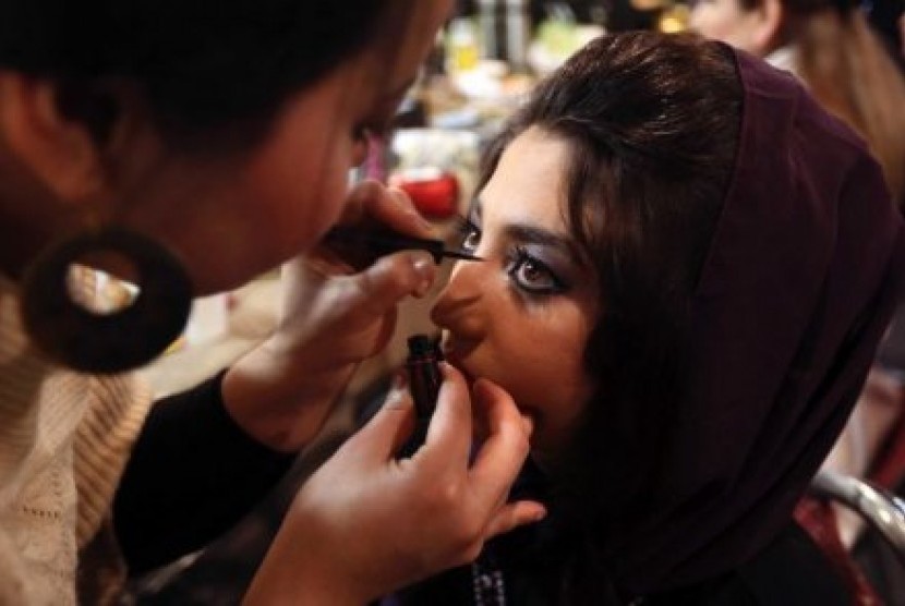 Latifa Azizi sedang dimake-up sebelum tampil di talent show Afghan Star