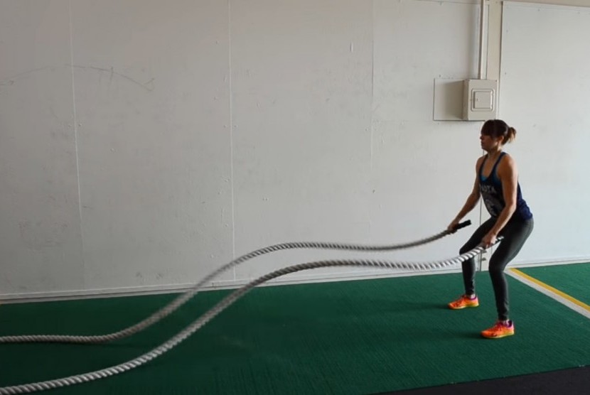 Latihan battle rope dapat membakar lemak hingga menguatkan jantung. (ilustrasi)