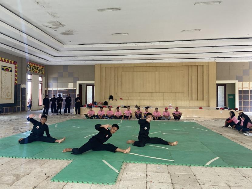 latihan gerakan silat bareng para milenial di Kelurahan Kelapa Tujuh, Kecamatan Kotabumi Selatan, Kabupaten Lampung Utara, Provinsi Lampung.