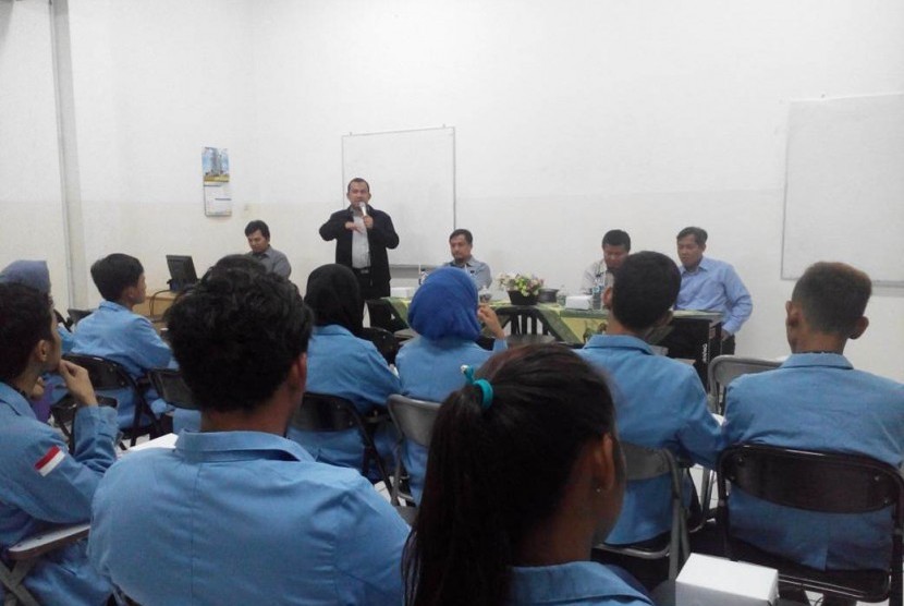 Latihan kepemimpinan Senat Mahasiswa STMIK Nusa Mandiri. 