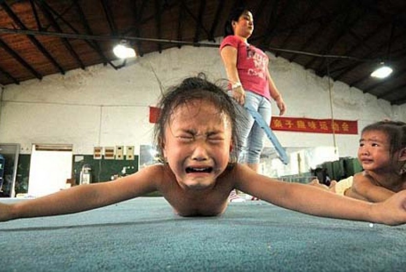 Latihan keras anak-anak Cina